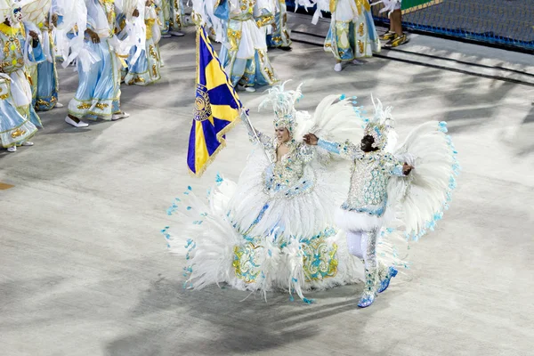 RIO DE JANEIRO - FEBRUARY 10: A woman and men in costume dancing — Stock Photo, Image