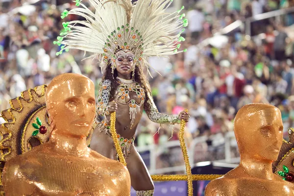 RIO DE JANEIRO - FEBRUARY 10: A woman in costume dancing on carn — Stock Photo, Image