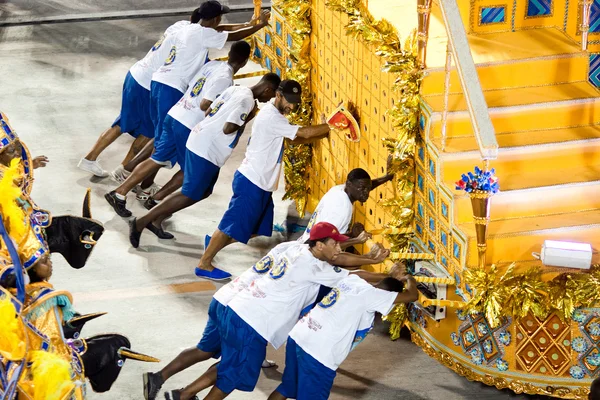 RIO DE JANEIRO - FEBRUARY 10: pushing decorations on carn — Stock Photo, Image