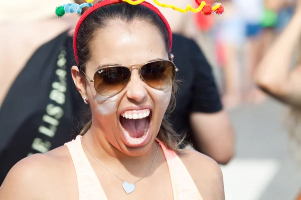 RIO DE JANEIRO - FEBRUARY 11: A women in costume having fun on — Stock Photo, Image