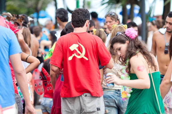 里约热内卢-2 月 11 日: 年轻人在用符号 t 恤 — 图库照片