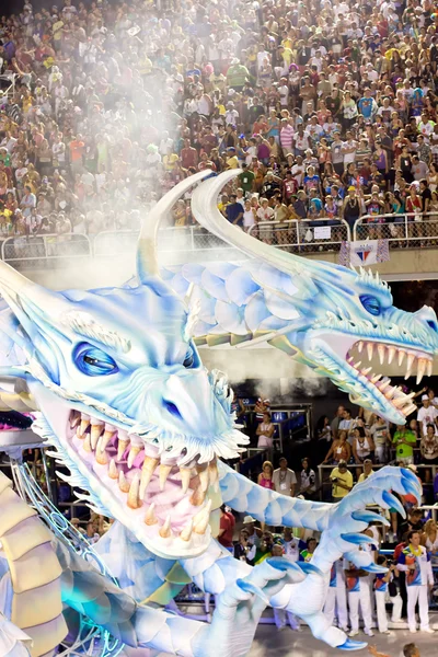 RIO DE JANEIRO - 11 FEBBRAIO: Spettacolo con decorazioni di draghi — Foto Stock