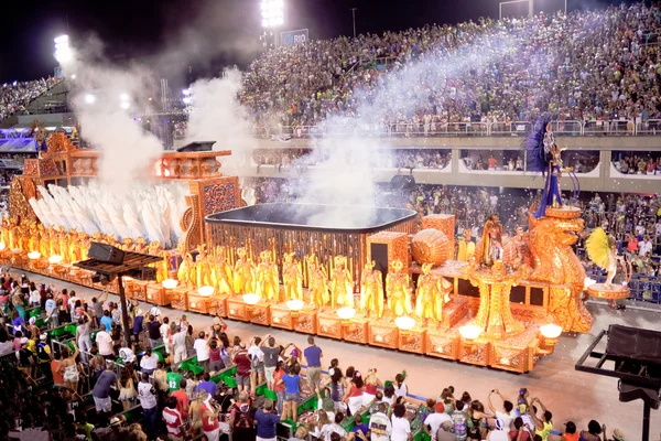 RIO DE JANEIRO - FEVEREIRO 11: Show com decorações no carnaval — Fotografia de Stock