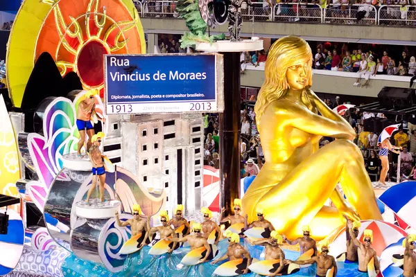 RIO DE JANEIRO - 10 DE FEBRERO: Espectáculo con decoraciones sobre carnaval — Foto de Stock