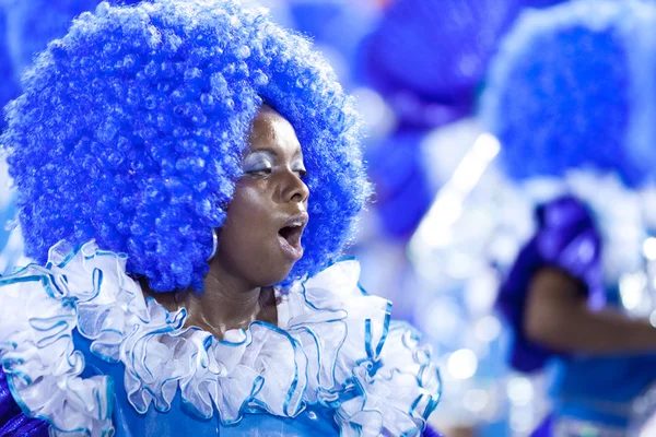 RIO DE JANEIRO - FEBRUARY 11: A woman in costume dancing and sin — Stock Photo, Image