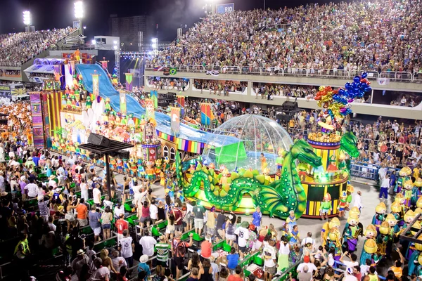 RIO DE JANEIRO - 11 DE FEBRERO: Espectáculo con decoraciones sobre carnaval Imágenes de stock libres de derechos
