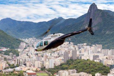 Bir gökdelenin arka planda helikopter uçuş