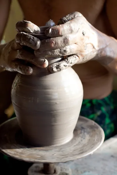 Hands of a potter manufactures clay pot — Stock Photo, Image