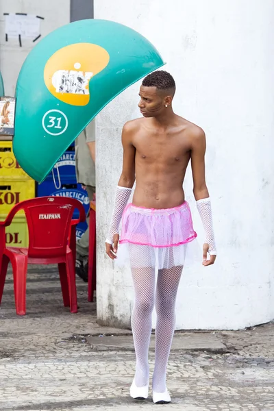 RIO DE JANEIRO - FEBRUARY 9: A young man in a suit during carniv — Stock Photo, Image