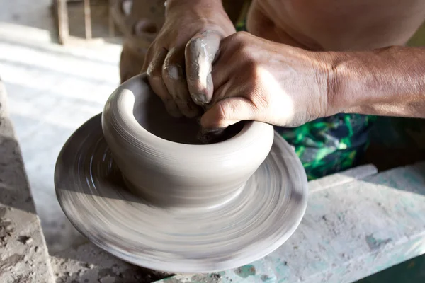 Hands of a potter manufactures clay pot — Stock Photo, Image