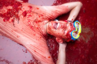 adam yatıyor ve ezilmiş domates tomatina Festival güler