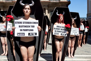 Pamplona, İspanya - Temmuz 5: insanlar hayvanlara karşı protesto bir