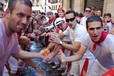 Pamplona, İspanya-6 Temmuz: insanlar san açılışında eğlenceli yaşıyorsanız