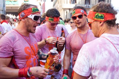 Pamplona, İspanya-6 Temmuz: insanlar san açılışında eğlenceli yaşıyorsanız