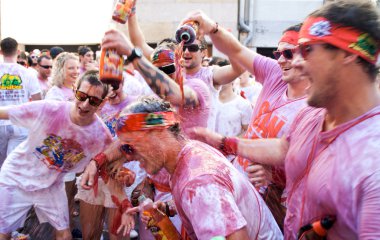 Pamplona, İspanya - 6 Temmuz: insanların döktü openi diğer şarap üzerine