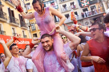 Pamplona, İspanya - 6 Temmuz: bir kadın kırmızı şarap açılış o sulama