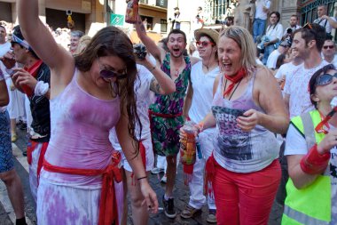 Pamplona, İspanya-6 Temmuz: insanlar açılışında eğlenceli yaşıyorsanız