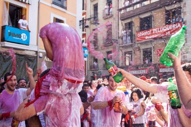 Pamplona, İspanya - 6 Temmuz: insanların döktü openi diğer şarap üzerine