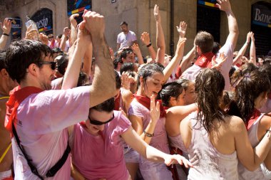 Pamplona, İspanya-6 Temmuz: gençler eğleniyor, s açılması