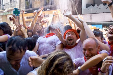 Pamplona, İspanya-Temmuz 6: insanlara tahammül sprey ope suyun altında