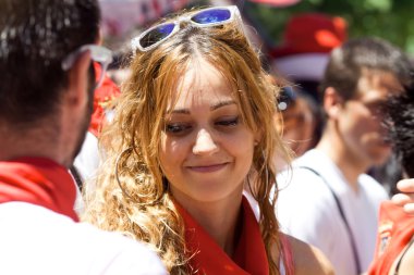 Pamplona, İspanya-Temmuz 6: san fermin açılışı, güzel bir kadın
