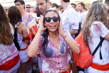 Pamplona, İspanya - 6 Temmuz: bir kadın kırmızı şarap açılış o sulama