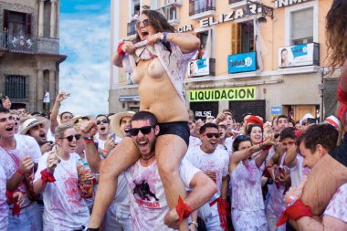 Pamplona, İspanya - 6 Temmuz: bir kadın, o kırmızı şarap sulama üstsüz