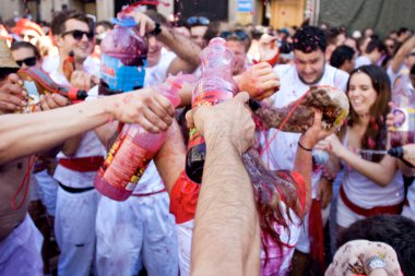 Pamplona, İspanya - 6 Temmuz: insanların döktü openi diğer şarap üzerine