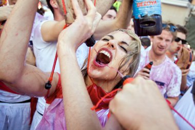 Pamplona, İspanya - 6 Temmuz: açılışında kırmızı şarap içme kadın