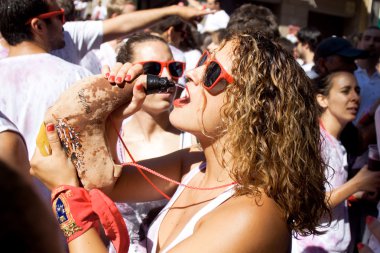 Pamplona, İspanya - 6 Temmuz: açılışında kırmızı şarap içme kadın