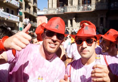 Pamplona, İspanya - 6 Temmuz: iki erkek kırmızı şapka, açık poz