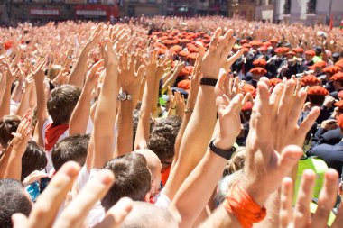 Pamplona, İspanya-Temmuz 6: insanlara municipalit önünde kare