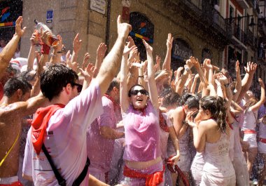 Pamplona, İspanya-6 Temmuz: gençler eğleniyor, s açılması