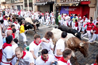 Pamplona, İspanya-8 Temmuz: Viyadükler bulls gelen kimliği belirsiz erkek çalıştırmak