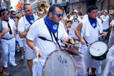 Pamplona, İspanya - 8 Temmuz: orkestra vardır Street açılması,