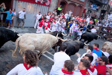 Pamplona, İspanya-8 Temmuz: Viyadükler bulls gelen kimliği belirsiz erkek çalıştırmak