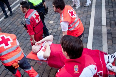 Pamplona, İspanya - 8 Temmuz: san fermin Festivali, ilk yardım sağlama