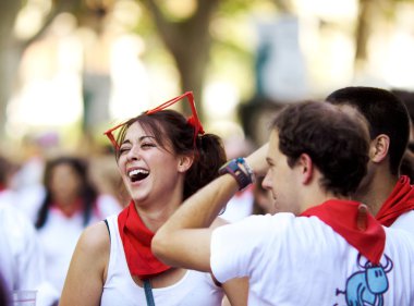 Pamplona, İspanya-Temmuz 8: san fermin eğleniyor güzel kadın