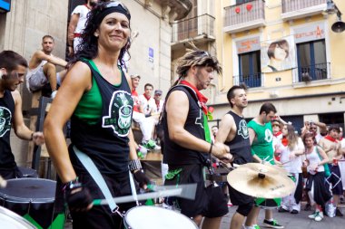 Pamplona, İspanya - Temmuz 9: drummers are üzerinde şenlik sırasında sokak