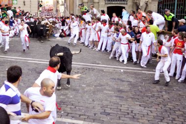 Pamplona, İspanya-Temmuz 9: boğa ve insanlar are koşma içinde sokak d