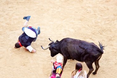 Pamplona, İspanya - Temmuz 9: insanlar genç boğa ile eğleniyor