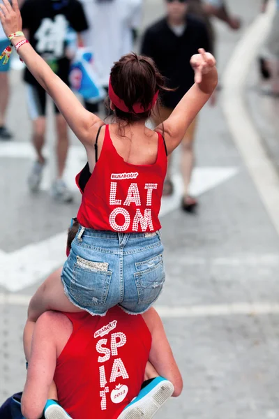 Bunol, spanien - 28. August: junge Leute in T-Shirts mit der Aufschrift — Stockfoto