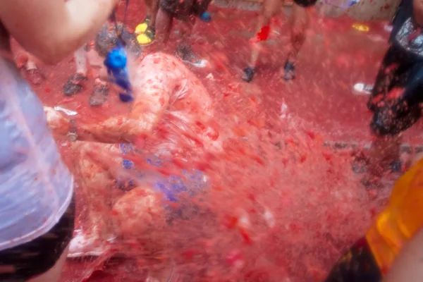 Bunol, Spanje - 28 augustus: de man ligt in een spray van tomaat slus — Stockfoto