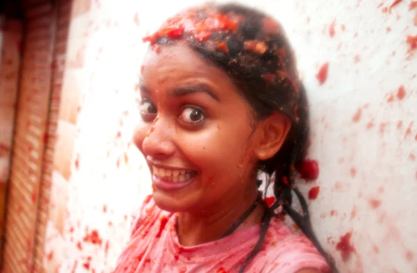 Bunol, Espagne - 28 août : La jeune fille aux tomates concassées rit — Photo
