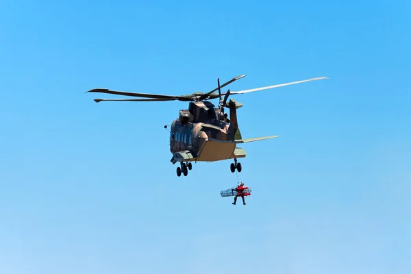 Udden cabo da roca, portugal - 30 juli: militär helikopter tar — Stockfoto