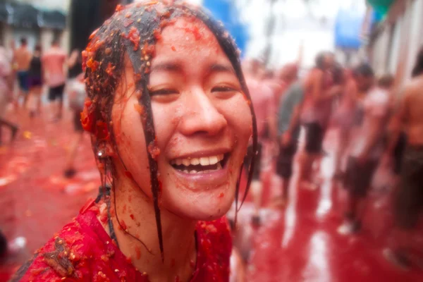 Буньоль, Испания - 28 августа: Девушка в раздавленных помидорах смеется над — стоковое фото