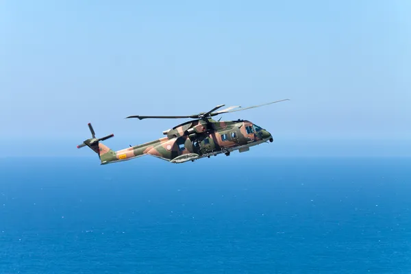Udden cabo da roca, portugal - 30 juli: militär helikopter flygp — Stockfoto
