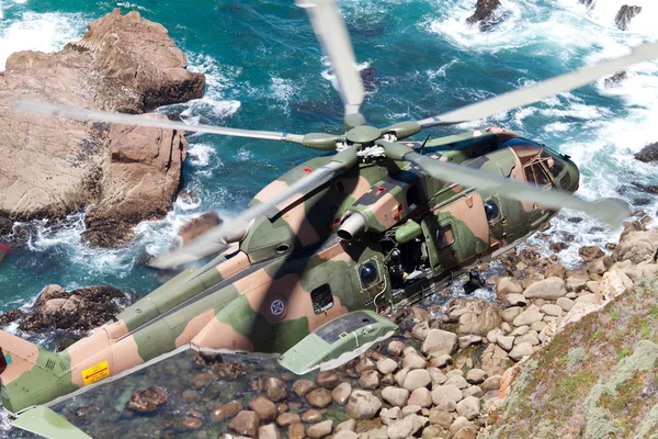 Udden cabo da roca, portugal - 30 juli: militär helikopter tar — Stockfoto