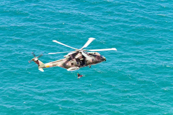 Udden cabo da roca, portugal - 30 juli: militär helikopter tar — Stockfoto