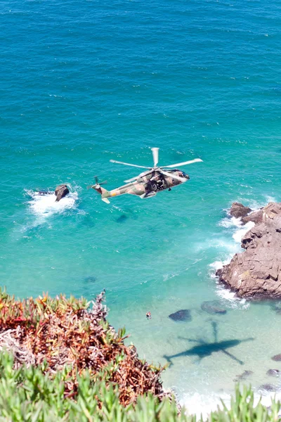 CAPE CABO DA ROCA, PORTUGAL - 30 DE JULIO: helicóptero militar toma — Foto de Stock